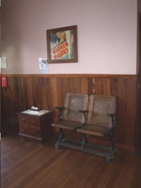 Pemberton Old Picture Theatre Holiday Apartments Room photo