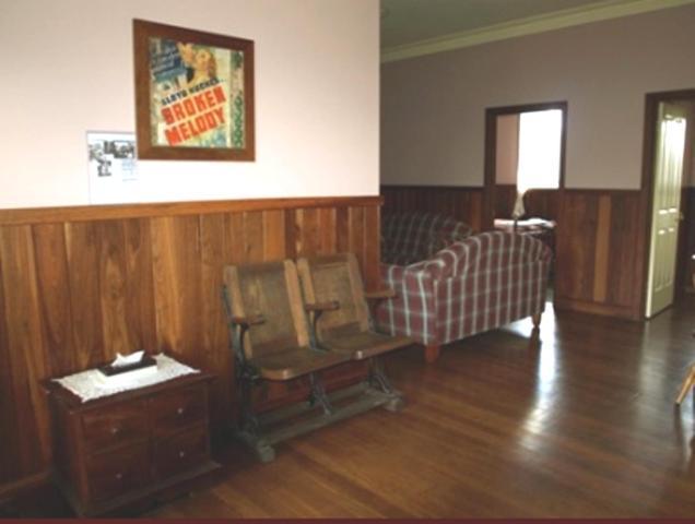 Pemberton Old Picture Theatre Holiday Apartments Room photo
