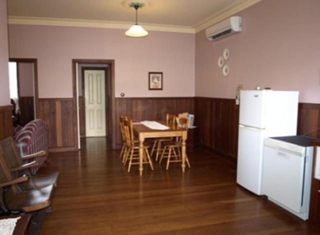Pemberton Old Picture Theatre Holiday Apartments Room photo