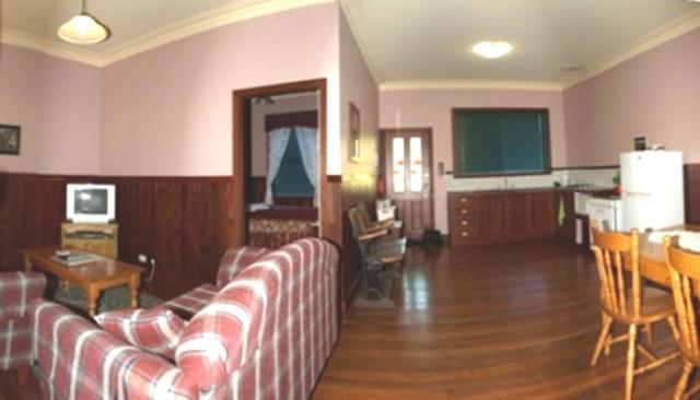 Pemberton Old Picture Theatre Holiday Apartments Room photo